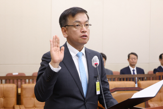 최상목 경제부총리 겸 기획재정부 장관 후보자가 19일 국회에서 열린 인사청문회에서 선서하고 있다. [연합뉴스]